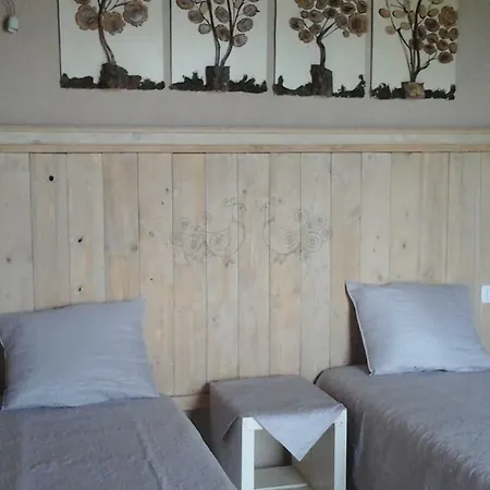 The Straw House فندق