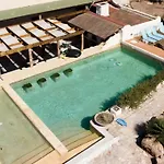 The Straw House Hotel 2*